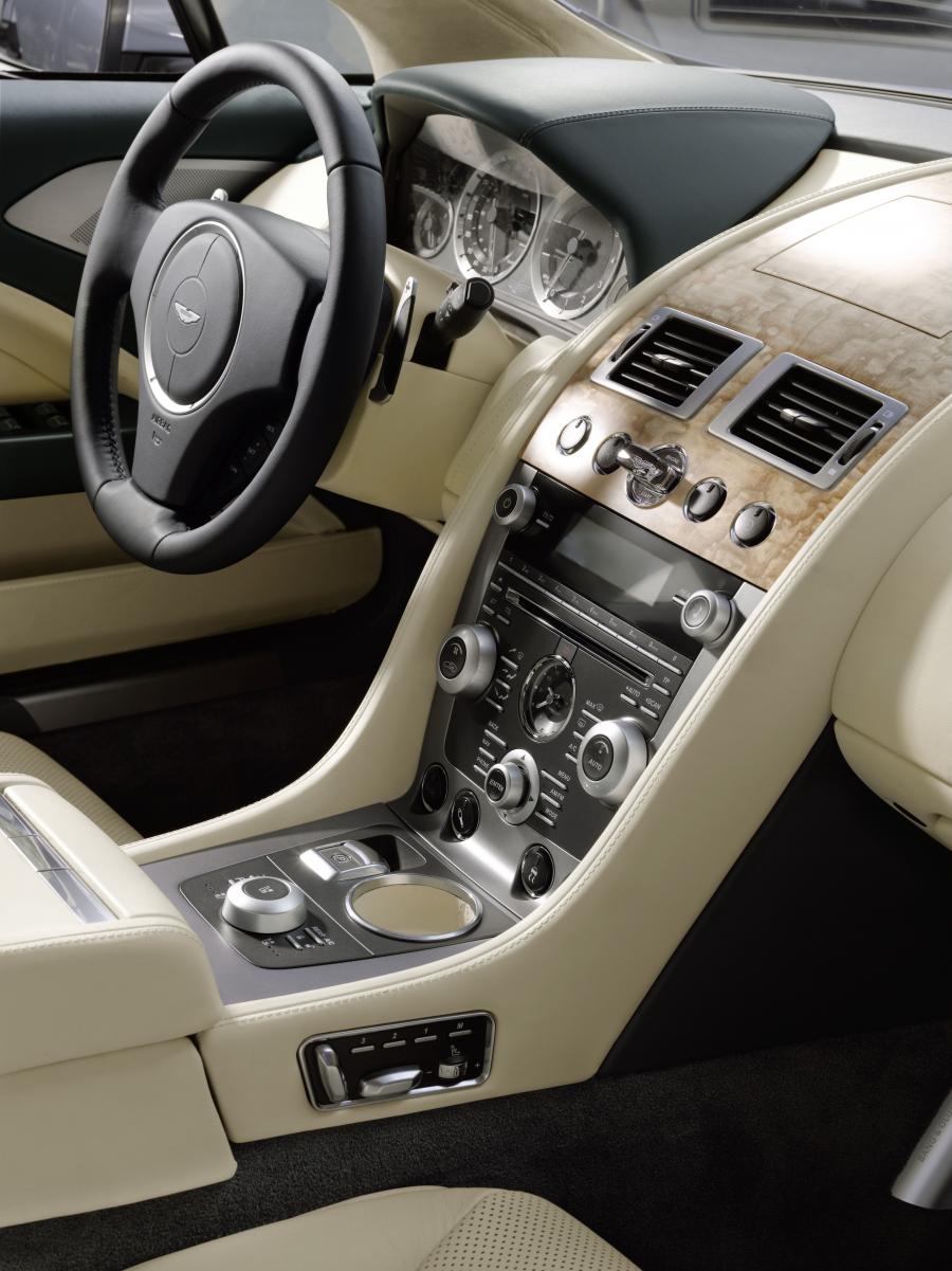 Интерьер Aston Martin Rapide 2010 года  (фото 141 из 190)